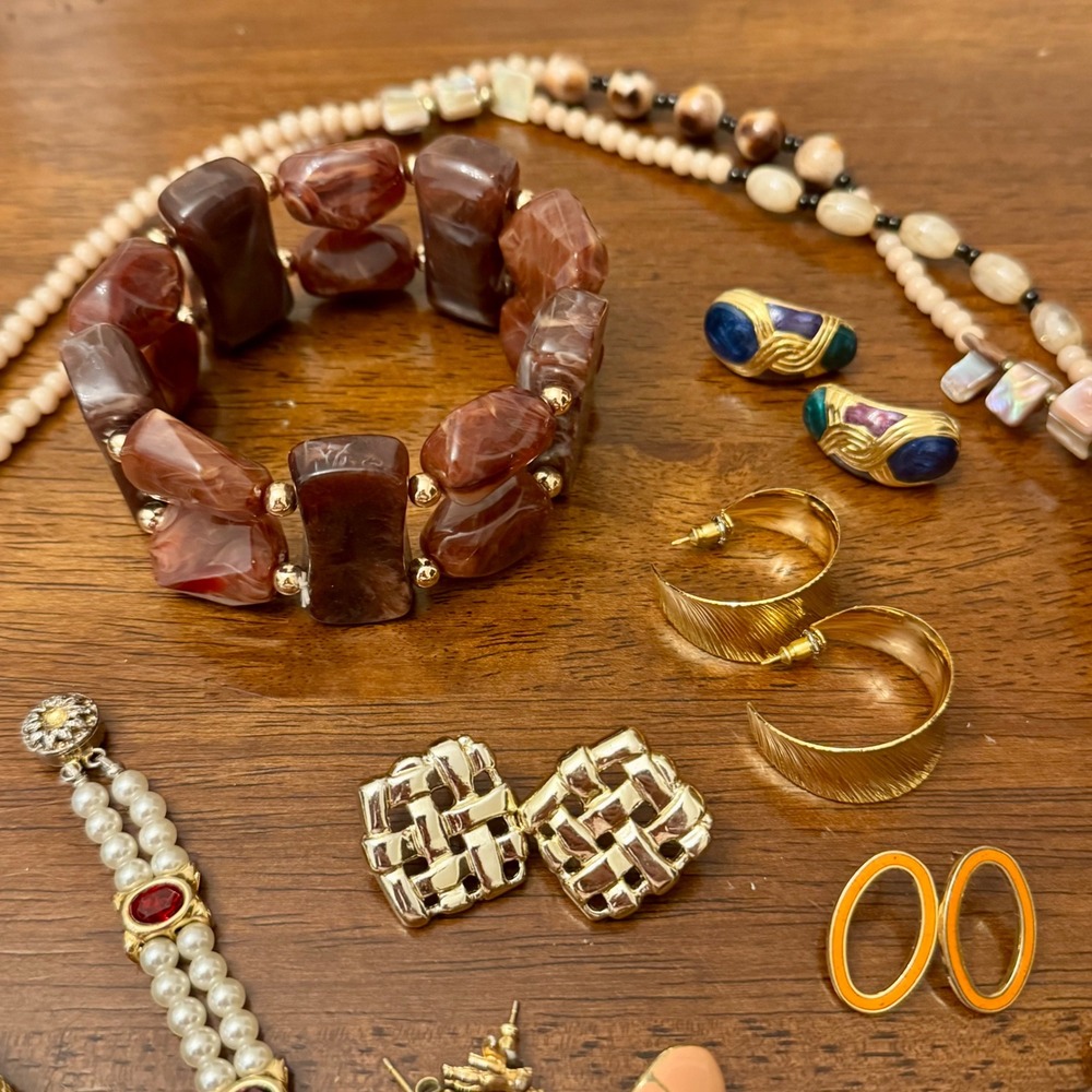 Vintage Jewelry Lot Gold Tone Faux Pearl Leopard Print Bracelet Necklace Earring - Picture 4 of 4